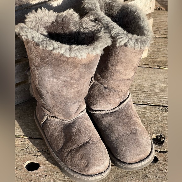 UGG Bailey Bow Tall gray suede Boots
Kids sz 13 - Picture 3 of 9